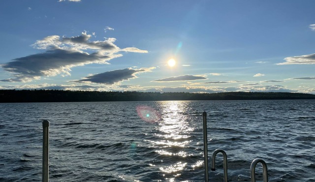 Charming Cape with Wall of Windows facing Pleasant Lake for Sunset Views!