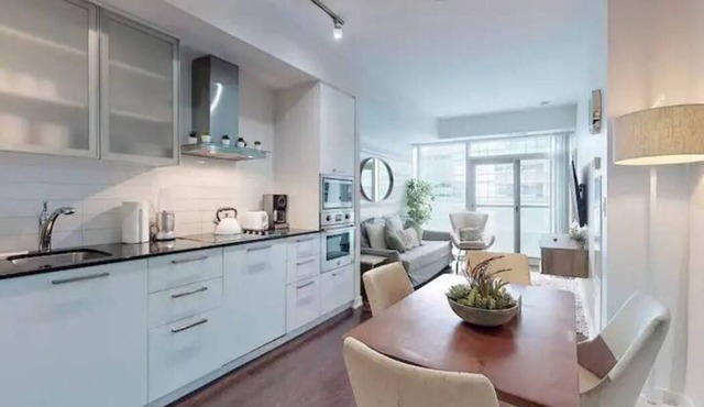 Charming CN Tower view condo, steps to Scotiabank Arena and Rogers Centre