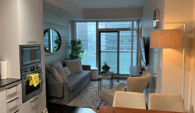 Charming CN Tower view condo, steps to Scotiabank Arena and Rogers Centre