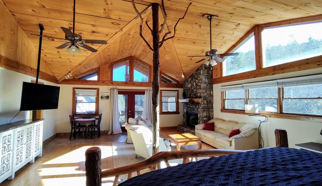 Charming cottage on pond w/sauna. Cashiers and Highlands