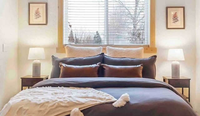 Charming Garage Studio 10 min. from the airport Centrally Located Pet-friendly!
