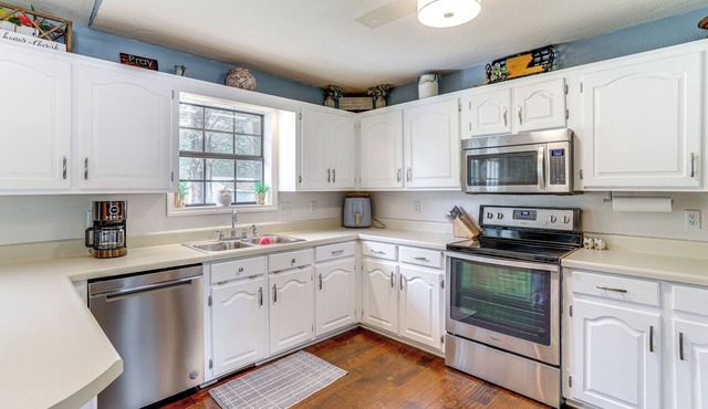 Charming Heber Springs Home w/Deck & Fire Pit!