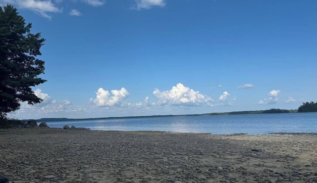 Charming lakeside 2-bedroom house minutes from downtown Ellsworth with WiFi