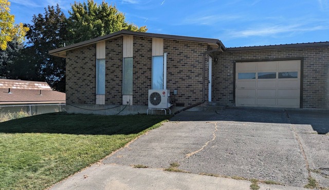 Charming,Quiet,spacious 3-bedroom duplex minutes to all the Events in Pendleton