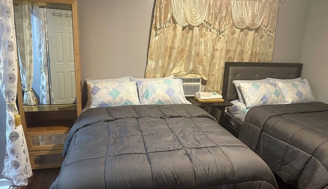 "Charming Suite with 2 Queen Beds – Ideal for Families!"