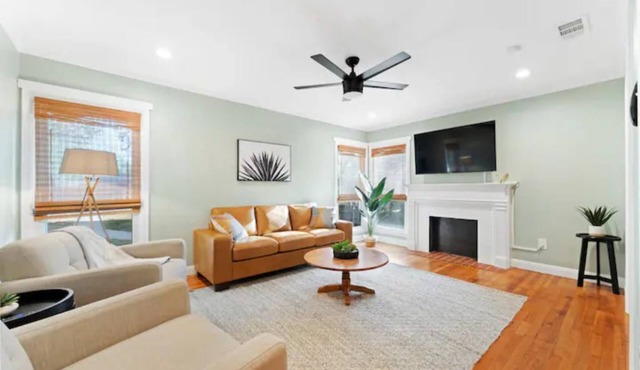 Charming Tech Terrace Bungalow~Walk to JB Coffee, Campus & Dog Park!