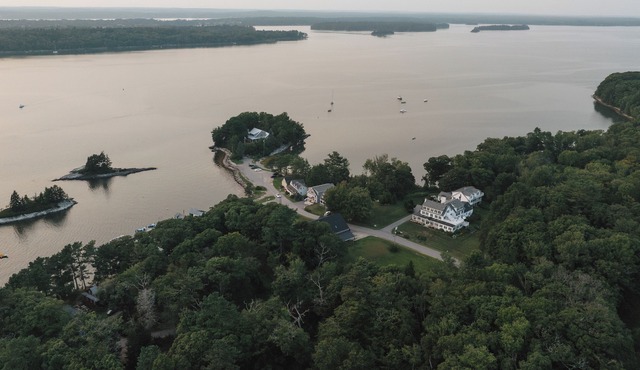 Charming waterfront 9-bedroom historic estate in Harpswell