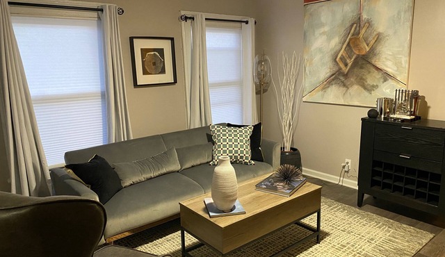 Charming Wooster Square flat - Walk to Pizza & Yale! - FREE Parking & Laundry