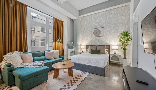 Chic Loft w/Free Parking, Gym, Game Room
