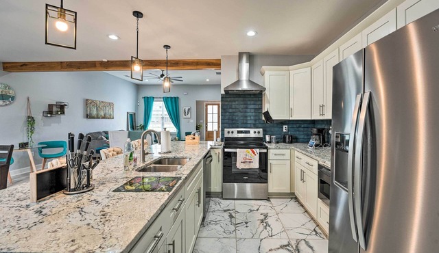 Chic Memphis Home w/Deck ~ 2 Mi to Dtwn!