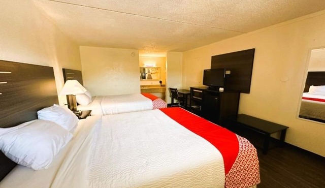 Convenient & Comfortable Room with 2 Queen Beds & Outdoor Pool Near SeaWorld