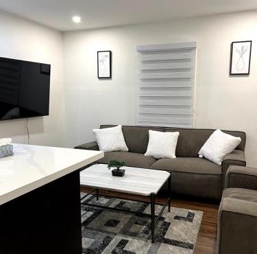 Cozy 2-Bed with Kitchen and Patio in Midtown Toronto