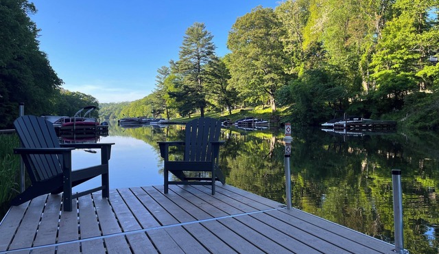 Cozy Lakefront Cottage on Candlewood- swim, relax, hike, wineries 90min from NYC
