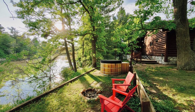 Cozy Log Cottage with Cedar Hot Tub on River