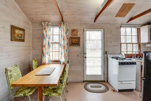 Cozy Vineyard Haven Cottage < 1 Mi to Beach!