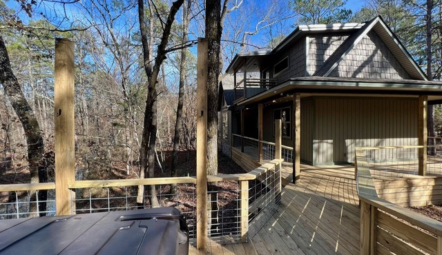 Creekside forest hideaway with hot tub near ATV trails