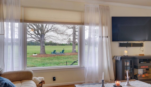 Deck & Pasture Views! Bealeton Farmhouse Escape