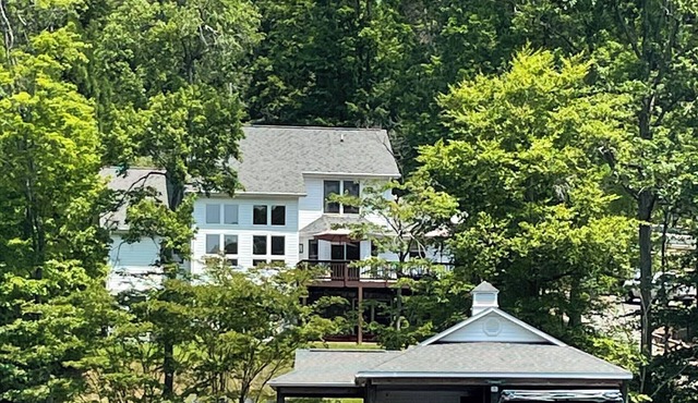 DEEP WATER COVE - Lakefront LUXURY-lg covered dock, hot tub, kayaks + 2 game rms