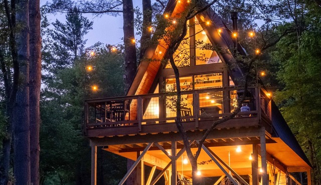 Designer A-Frame Treehouse near Stowe w/Hot Tub, Sauna, Projector & Views