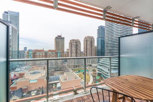 Downtown Toronto Studio with Balcony & Fast WiFi