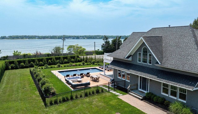 Expansive Home in Shinnecock Hills, Private Beach Access, Water Views,.