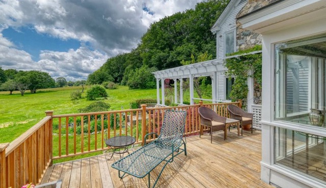 Exquisite home with deck, full kitchen, seclusion, full kitchen & W/D