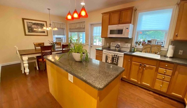 Farms, wineries, trails, king bed & heated floors