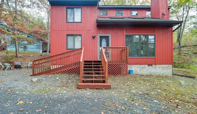 Fire Pit & Gas Grill: Charming Poconos Abode!
