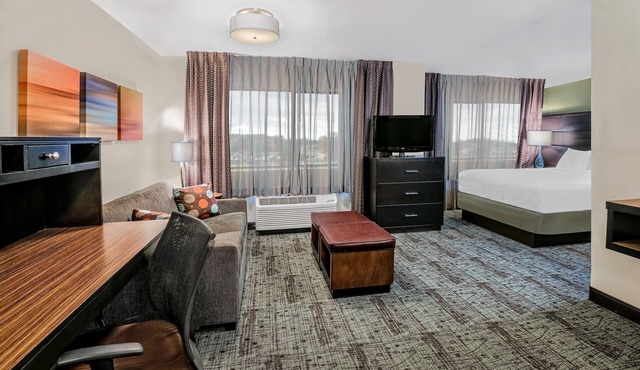 Free Breakfast. Shared Pool & Hot Tub. Studio Near Texas Tech University & University Medical Center.