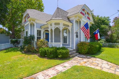 Granbury Home w/Fire Pit, Walk to The Square!