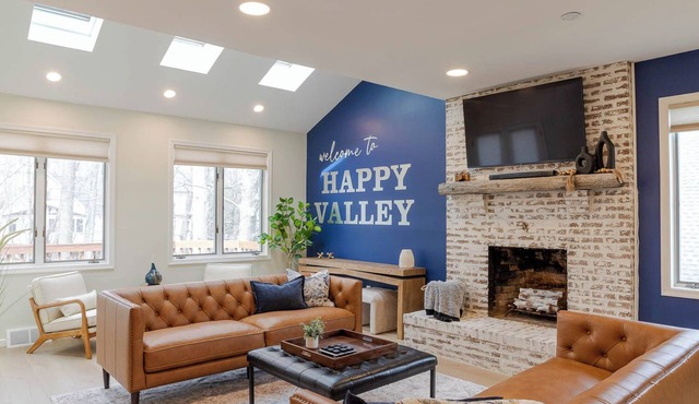 Happy Valley Retreat ~ Epic Game Room ~ 130" TV Wall ~ 10 min to Campus/Downtown