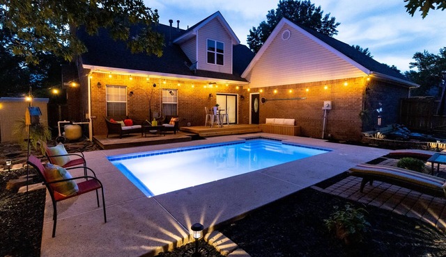 Heated Pool opens March 6 - Sleeps 12, Near UofA,