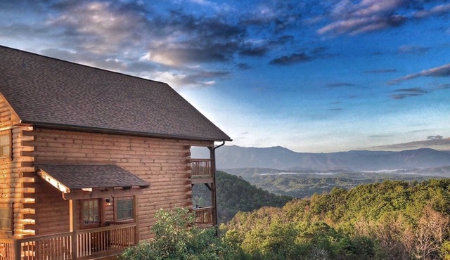 July 26-31 open! MTN views! 2 miles to DW 10 min to PKY GAME ROOM RESORT POOL