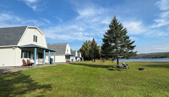 Lakefront Retreat Cabin 2: Sleeps 10 Pet-Friendly BBQ Kayaks Firepit