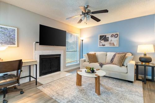 Landing Modern 1BD Pool