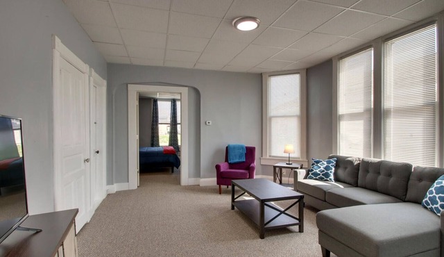 Large Updated Ground Level 1-bedroom East Facing w/Wi-Fi
