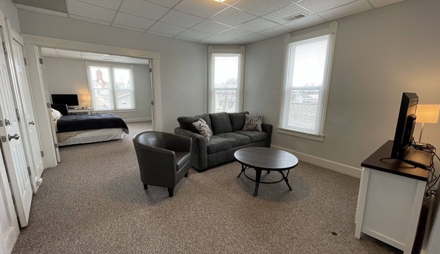 Large Updated Upper 1-bedroom East Facing w/Wi-Fi