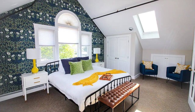 Loft on Main - DWTN, Beach, PVT Deck, Coffee Bar