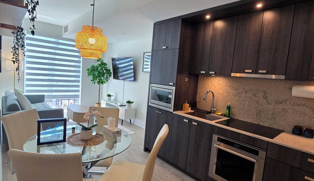 Luxury Executive 1+Den | Office | Pool, Gym, Sauna | Free Parking