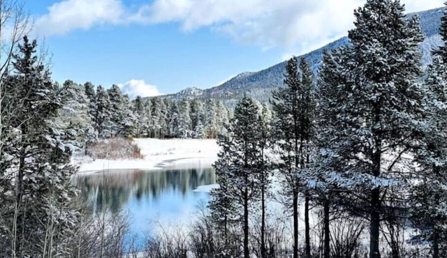Luxury Lakefront Container Home - Sauna, Fishing, Kayaks & Mountain Views