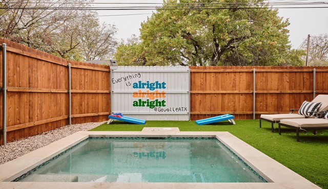 Modern East Austin Pool Home - Sleeps 8 - 8 Min DT