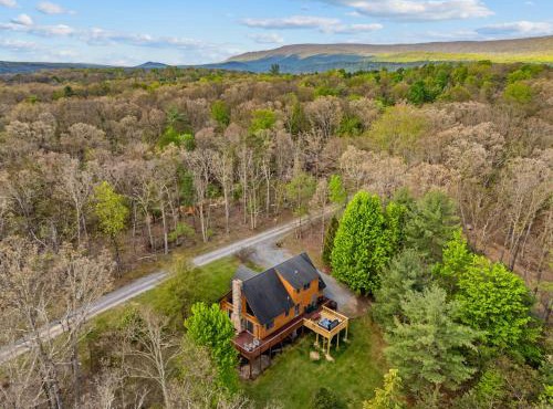 Mountain Retreat w Hot Tub Grill Deck & More