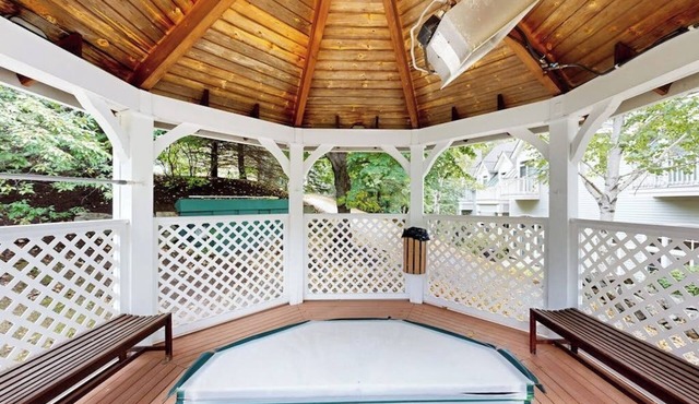 Mountainside resort condo, hot tub, gas fireplace, bus to slope, wifi, w/d