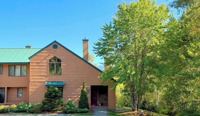 MWP69 Spacious 5-bedroom condo, partial Notch views, 2 min to skiing, Dog Friendly!