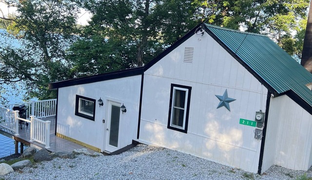Newly Renovated Cozy Lakeside Vacation Cottage, Mountain Views, Pet Friendly