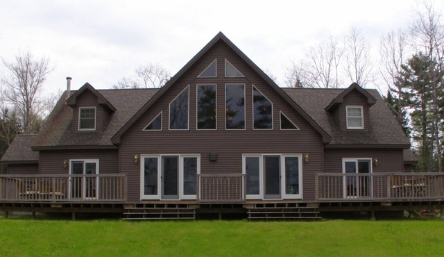 Oceanfront Chalet with privacy and spectacular views. Romantic or family getaway