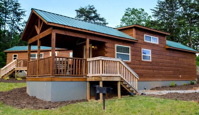 Peaceful Cabin Close to Tryon and the Foothills near Lake Lure in Mill Springs, North Carolina