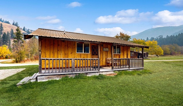 Peaceful cabin on acreage with a wood stove - near Bitterroot River