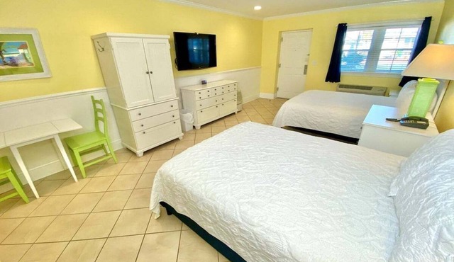 Pet-friendly, 3 Blocks to Beach, Pool, #106