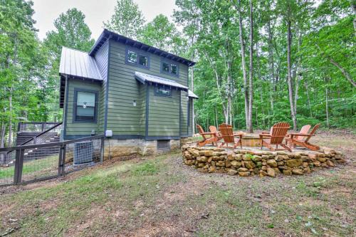 Pet-Friendly Cabin with Private Deck and BBQ in Tennessee